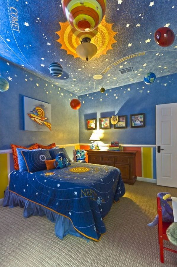 quarto de criança decoração astronautas e espaço