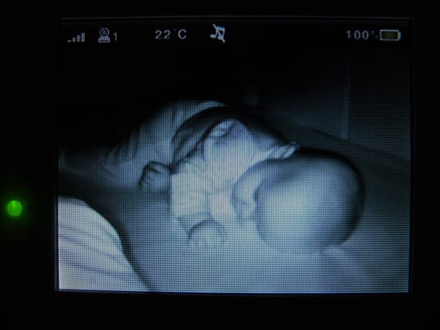 A nossa bebé acorda várias vezes durante a noite.
