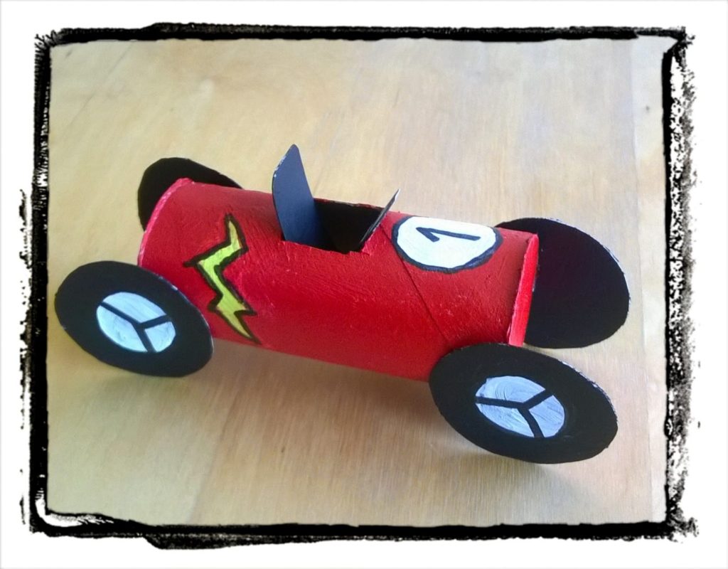 Vamos fazer um Carro de corrida Todos os miúdos gostam de construir coisas, especialmente quando se trata de um carro de corrida espetacular!
