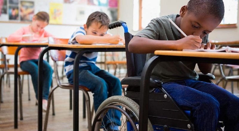 Receber um aluno com deficiencia em sala de aula não significa inclusão