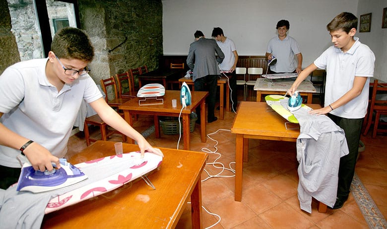 Colégio espanhol ensina as crianças a cozinhar, limpar e passar roupa.